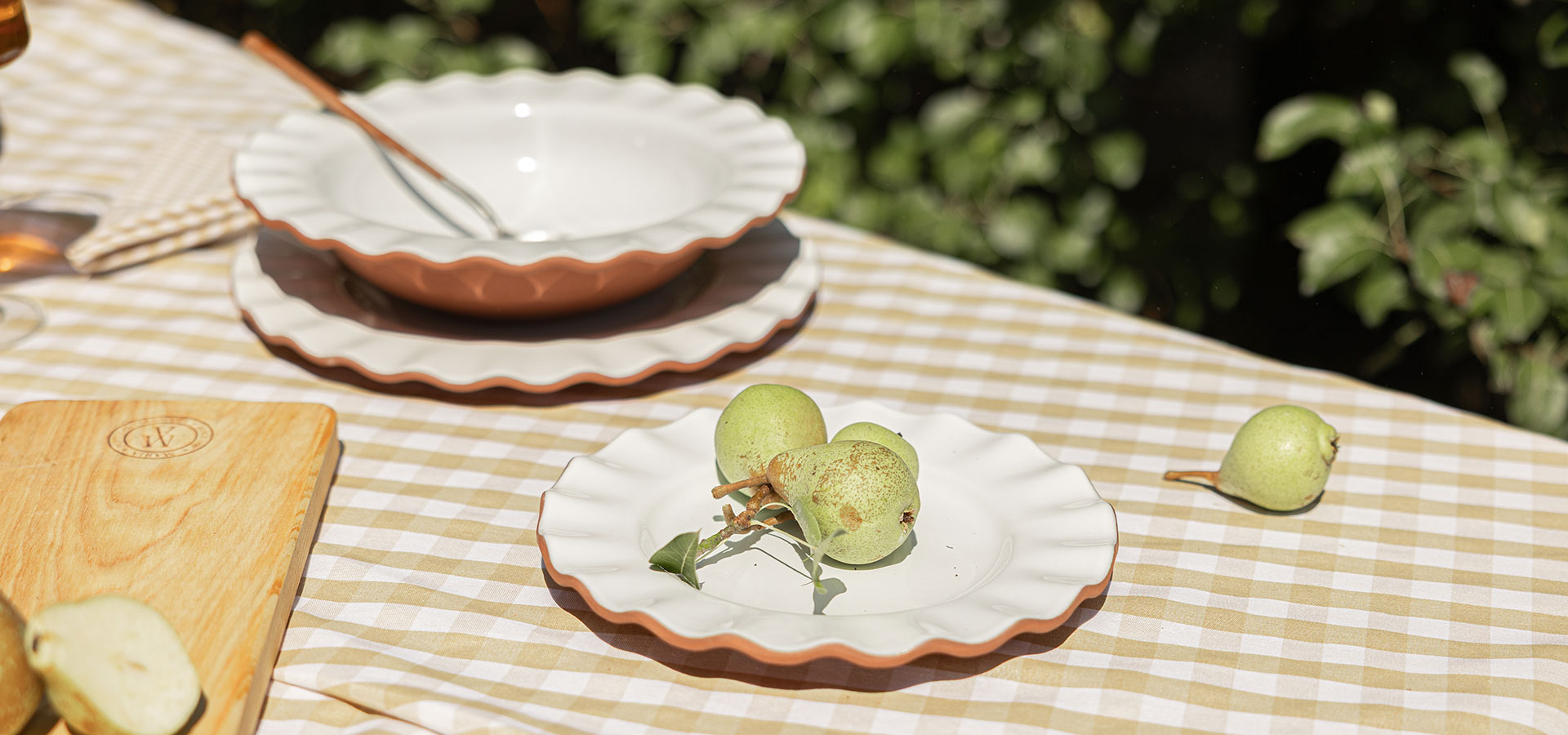 Mesa contemporânea com styling da coleção Sam Baron